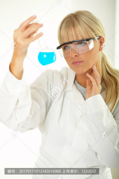 女性在實(shí)驗(yàn)室