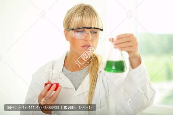 女性在實驗室