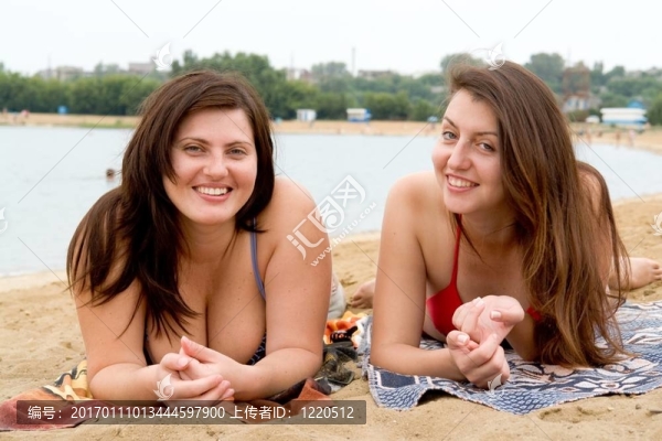 兩個(gè)年輕漂亮的女人