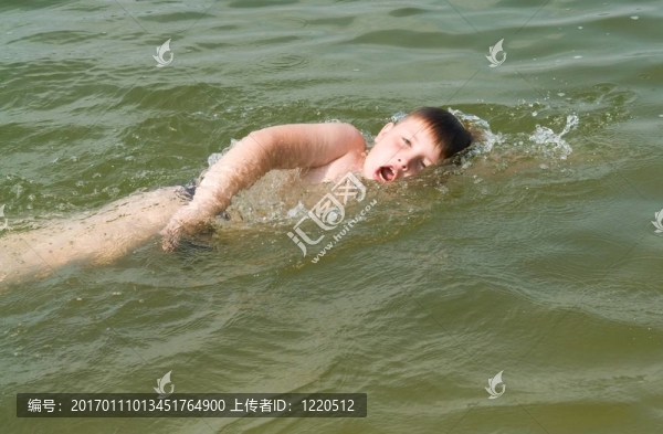 男孩游爬