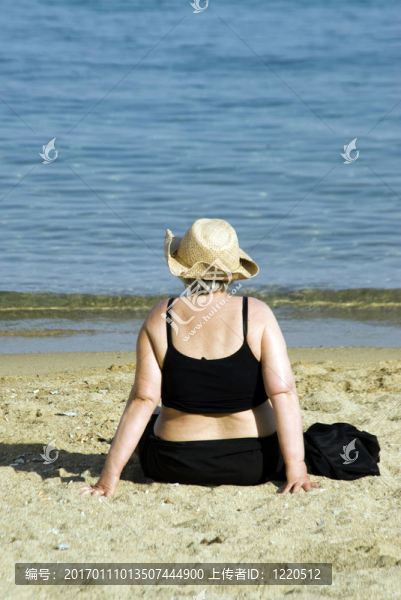 女人在海灘上