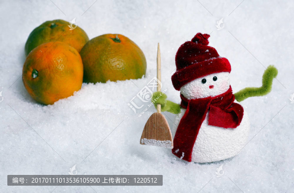 雪中的雪人和蘋果