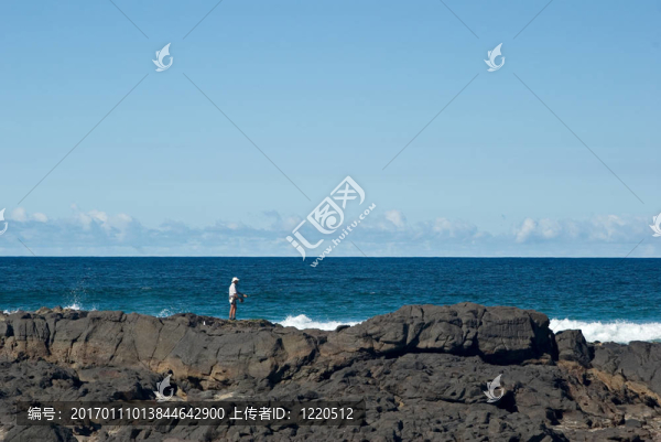 在巖石上釣魚