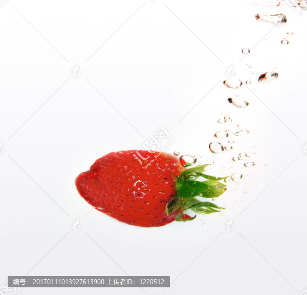 草莓在水