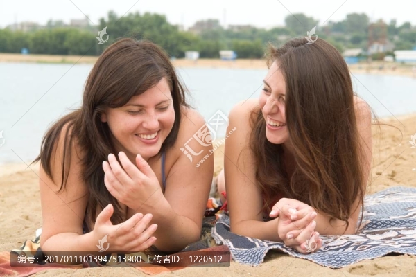 海灘上的兩個(gè)女人