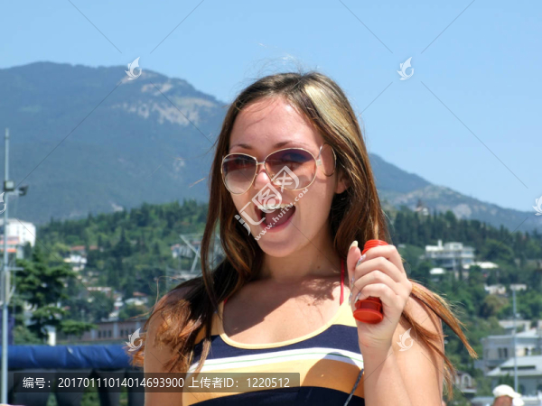 碼頭上有肥皂泡的快樂美女