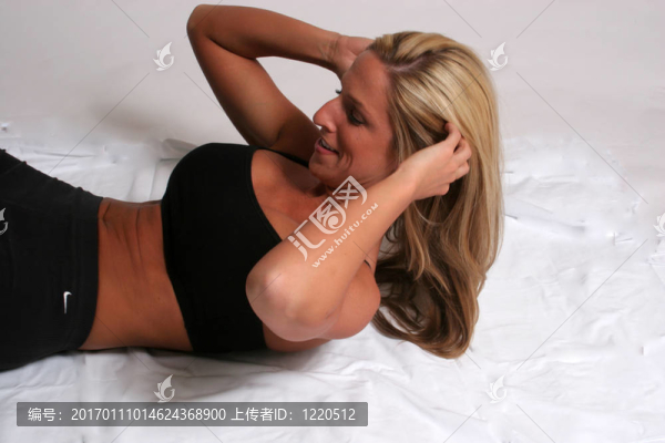 女人做仰臥起坐