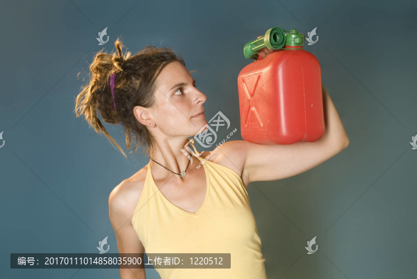 女人看汽油罐