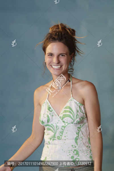笑的女人