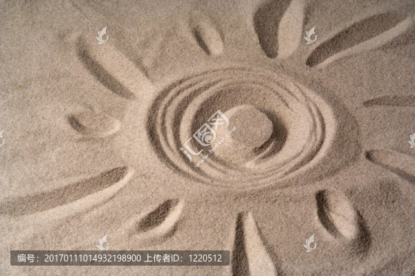 在沙灘上畫一個(gè)太陽(yáng)