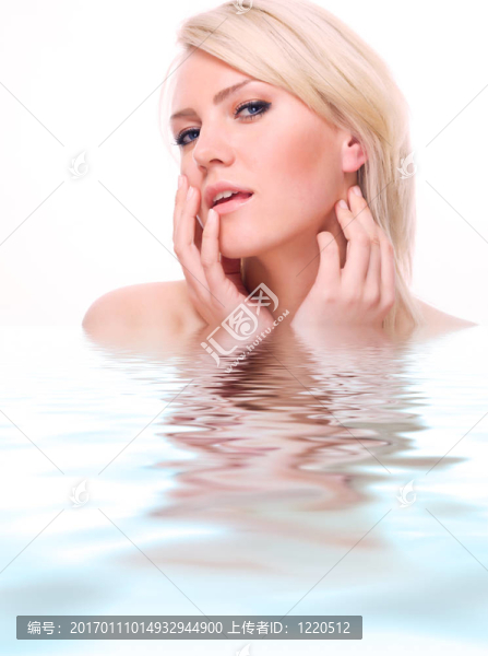 可愛(ài)的金發(fā)女郎；水療主題