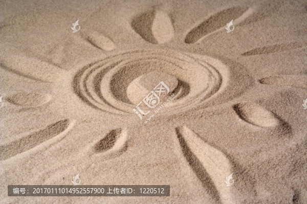 在沙灘上畫一個太陽