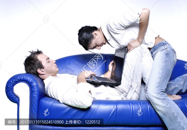 帶筆記本電腦的年輕夫婦