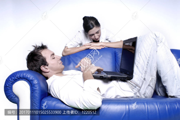 帶筆記本電腦的年輕夫婦