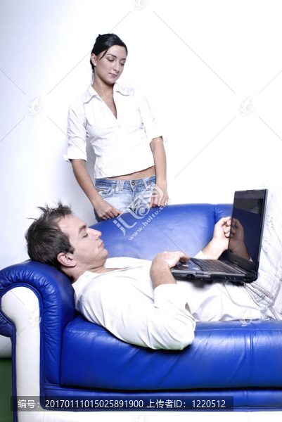 帶筆記本電腦的年輕夫婦