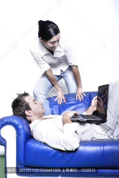 帶筆記本電腦的年輕夫婦