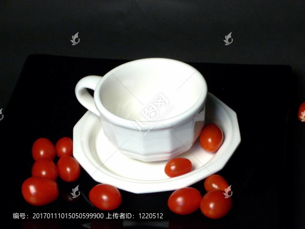 白杯；紅番茄