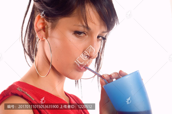 女孩喝果汁