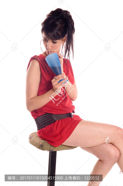 女孩喝果汁