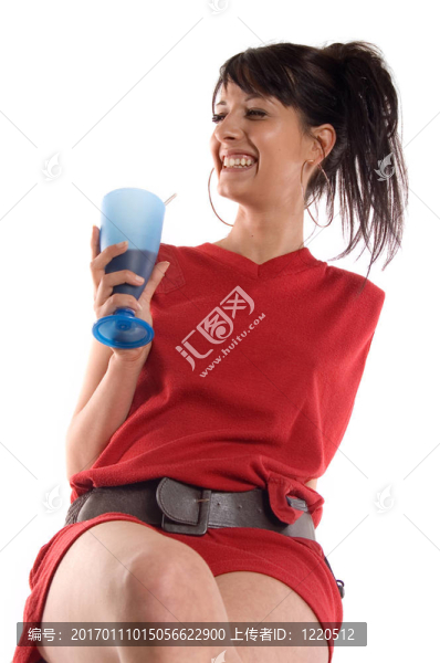 女孩喝果汁