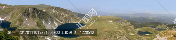 高山湖泊的全景