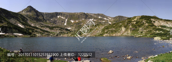 山上的湖