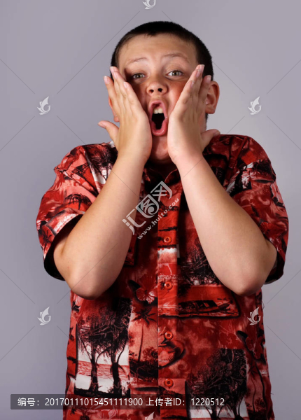 手在臉上的男孩-匯圖網(wǎng) www.fosd68.com 手在臉上的男孩