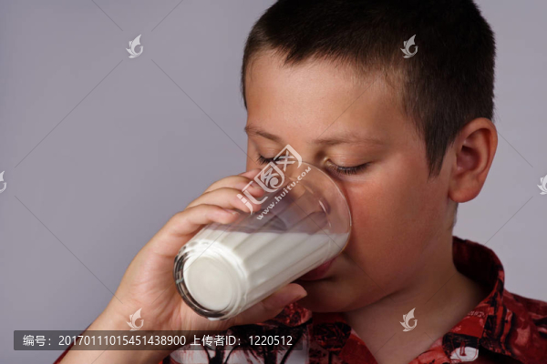 男孩喝牛奶