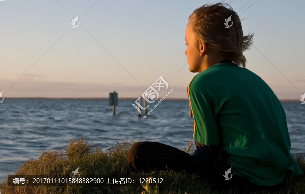 男孩望著湖