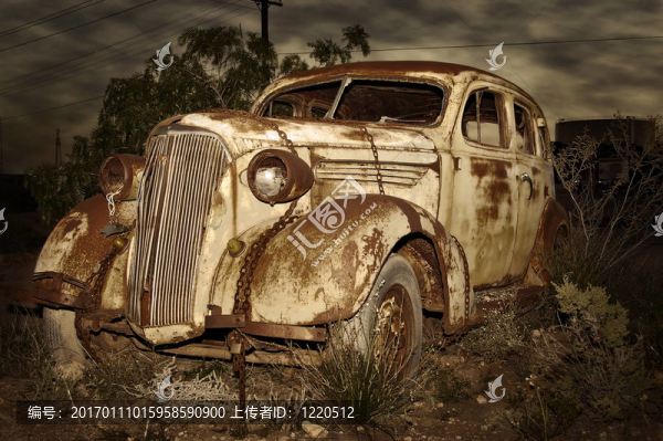 舊的生銹的汽車