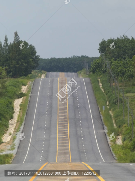 山上的空蕩蕩的路