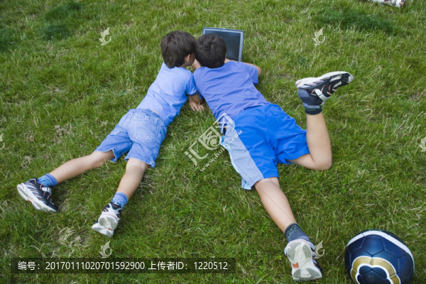 兩個(gè)可愛的男孩在電腦上的學(xué)習(xí)