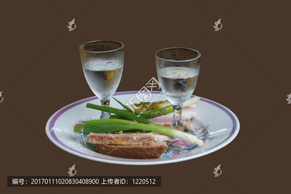 兩杯伏特加酒