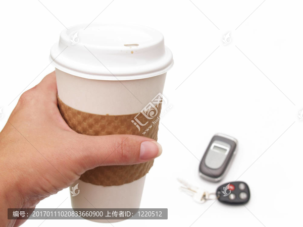 咖啡杯；手機(jī)和鑰匙