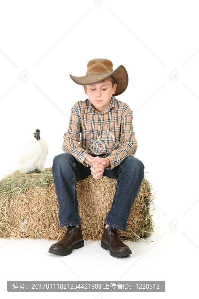 坐在干草包上的男孩-匯圖網(wǎng) www.fosd68.com 坐在干草包上的男孩