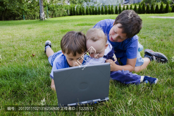 三個(gè)可愛的兄弟們?cè)陔娔X上學(xué)習(xí)-匯圖網(wǎng) www.fosd68.com 三個(gè)可愛的兄弟們?cè)陔娔X上學(xué)習(xí)