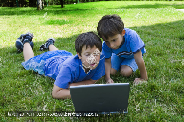 兩個可愛的男孩在電腦上的學(xué)習(xí)