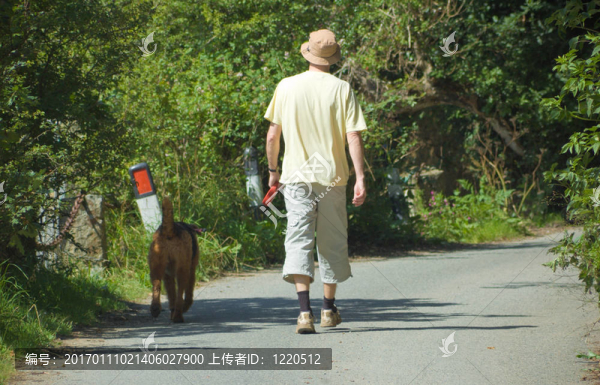 男子與狗散步