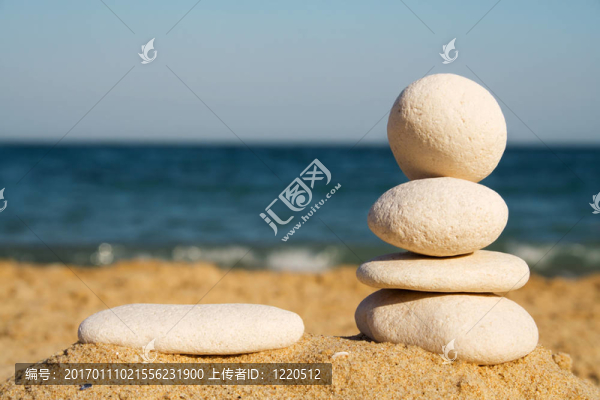 沙灘上的鵝卵石塔