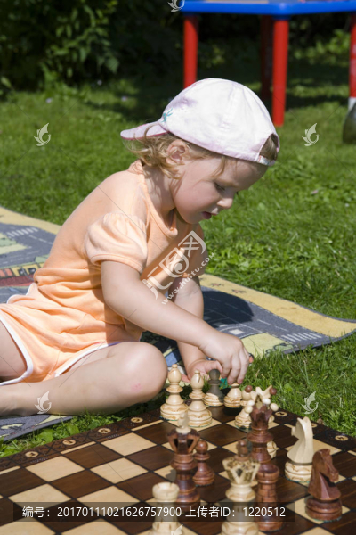 女孩下棋