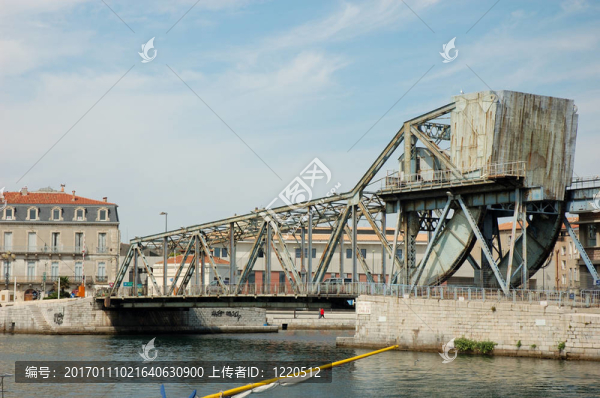 舊的金屬橋