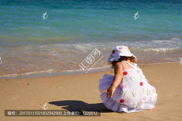 蹲在海灘上