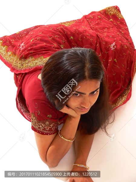 穿著紅裙子的印度女士。