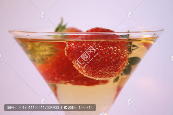 草莓的玻璃-匯圖網(wǎng) www.fosd68.com 草莓的玻璃