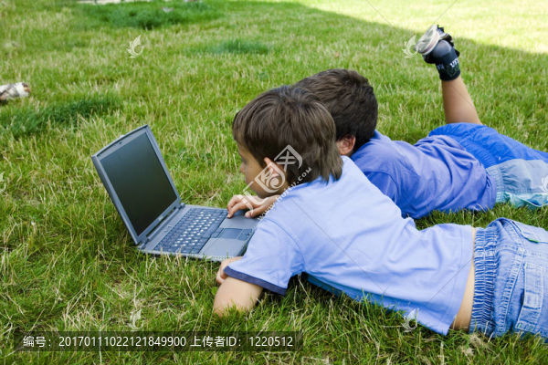 兩個(gè)可愛的男孩在電腦上的學(xué)習(xí)