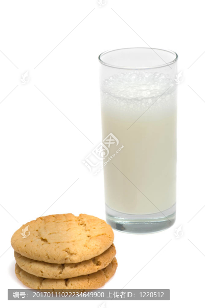 一杯有餅干的牛奶