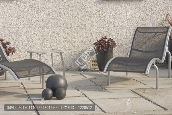 兩個日光浴浴床