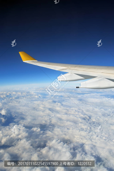 飛機機翼上空烏云密布