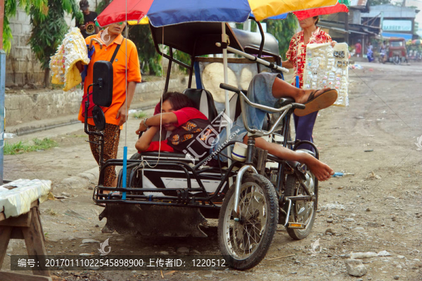 熟睡的三輪車夫在亞洲的貧民窟