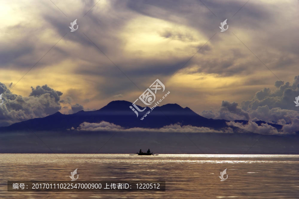 山上的熱帶日落